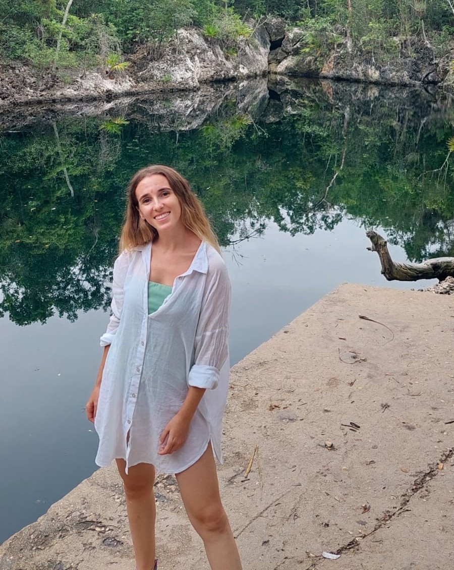 Marta, fundadora de Món en Ruta, en un cenote